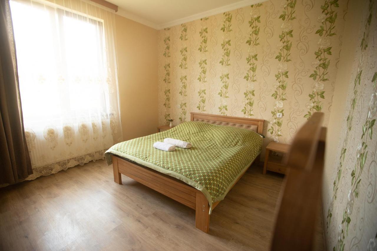 Strawberry Hotel Borjomi Bagian luar foto