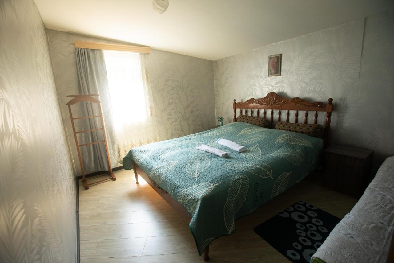 Strawberry Hotel Borjomi Bagian luar foto