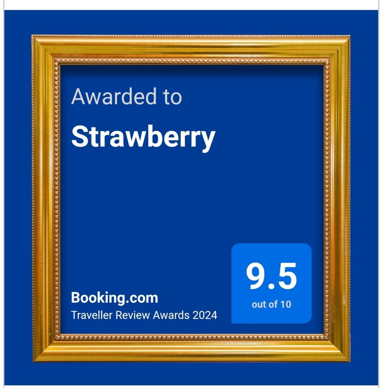 Strawberry Hotel Borjomi Bagian luar foto