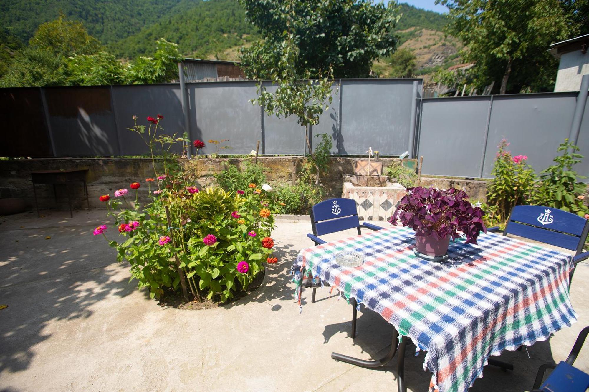 Strawberry Hotel Borjomi Bagian luar foto